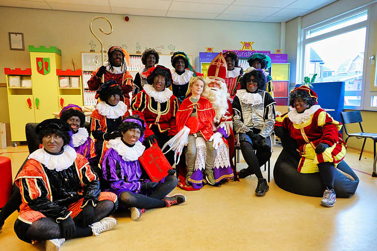 Aankomst van de Sint en zijn Zwarte Pieten in Waarder_100